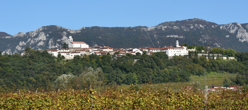Pogled na Vipavski Križ z Goro v ozadju